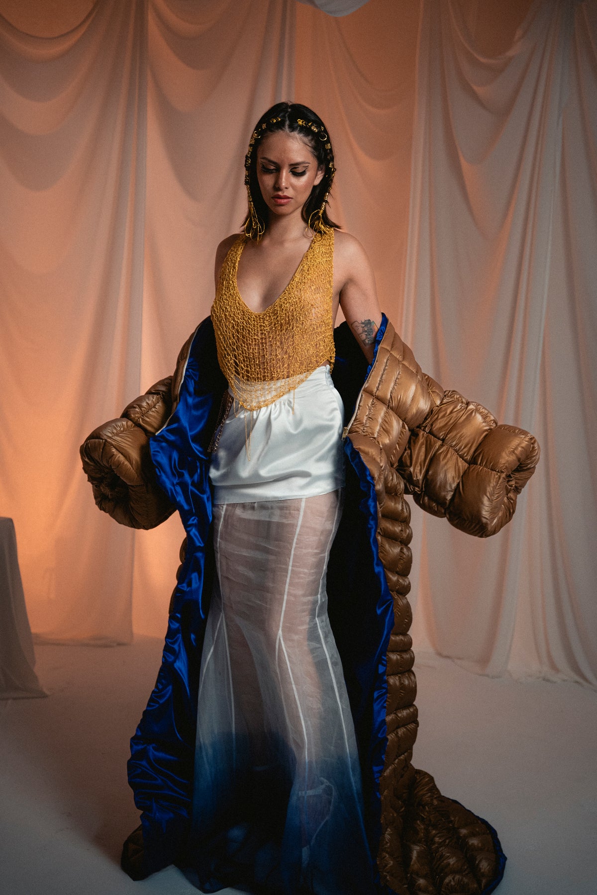 LOOK 04 | Conjunto Nefer: Abrigo Maxi Acolchado & Falda Degradé